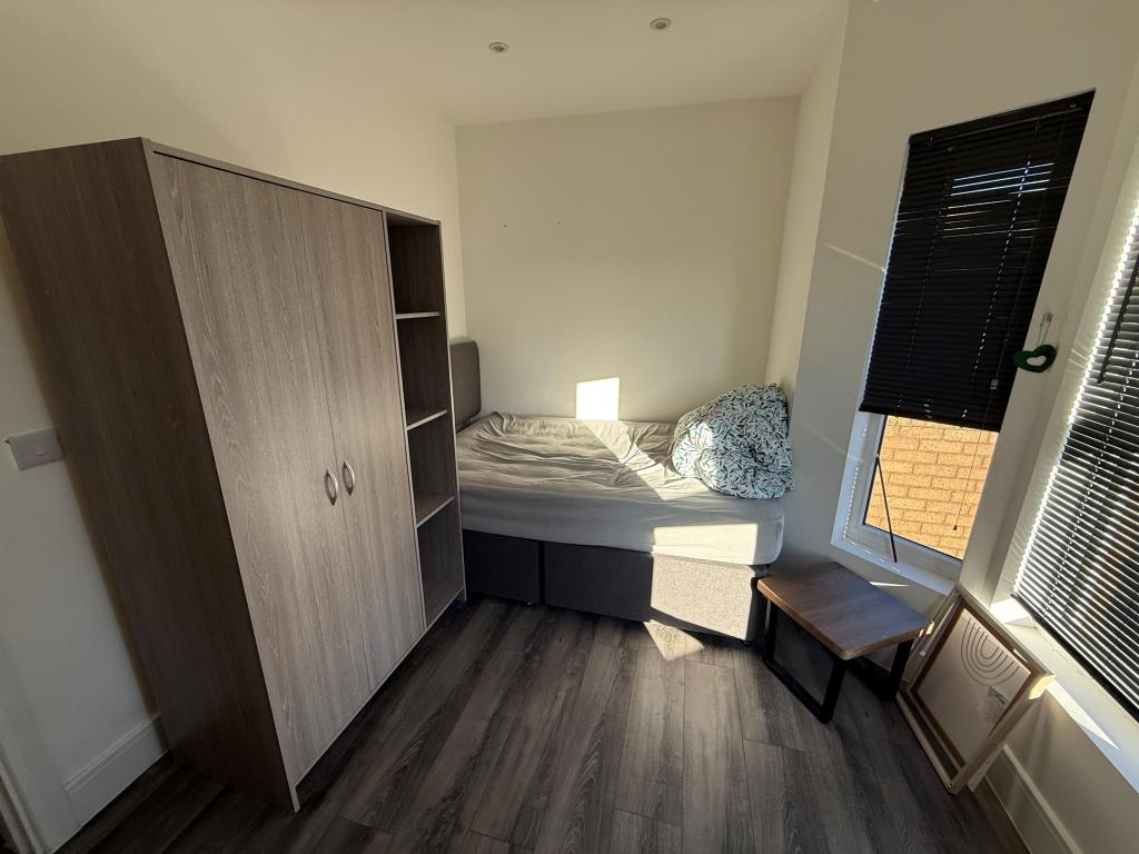 Lot: 157 - WELL PRESENTED BLOCK OF FOUR FLATS - Bedroom Flat 3